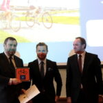 Podpisanie umów pomorskie trasy rowerowe szlaki kajakowe petla zulawska zatoka gdanska