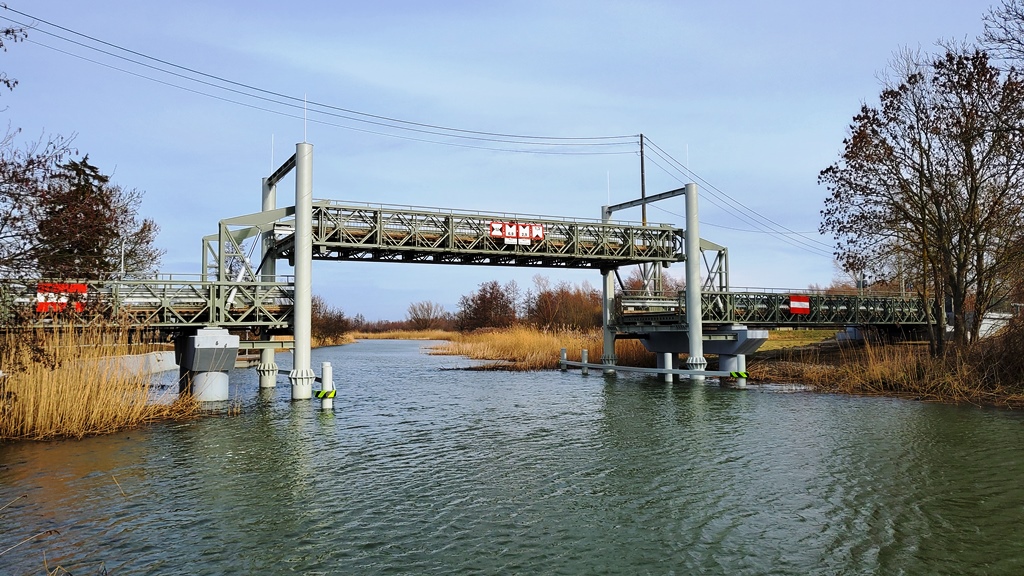 Most na rzece Tudze w Żelichowie już z podnoszonym przęsłem